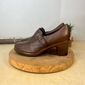 NWOB Dansko Norah Women’s Brown Leather Buckle Heel Pumps – Size 39 (US 8.5–9)